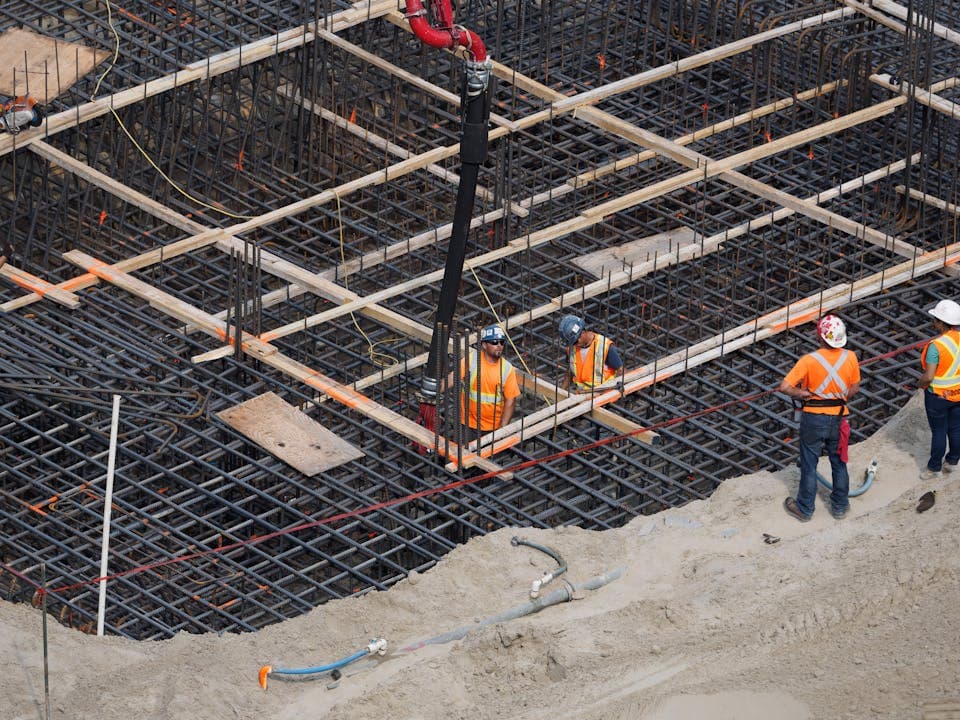 Squadra edile che registra le ore in cantiere