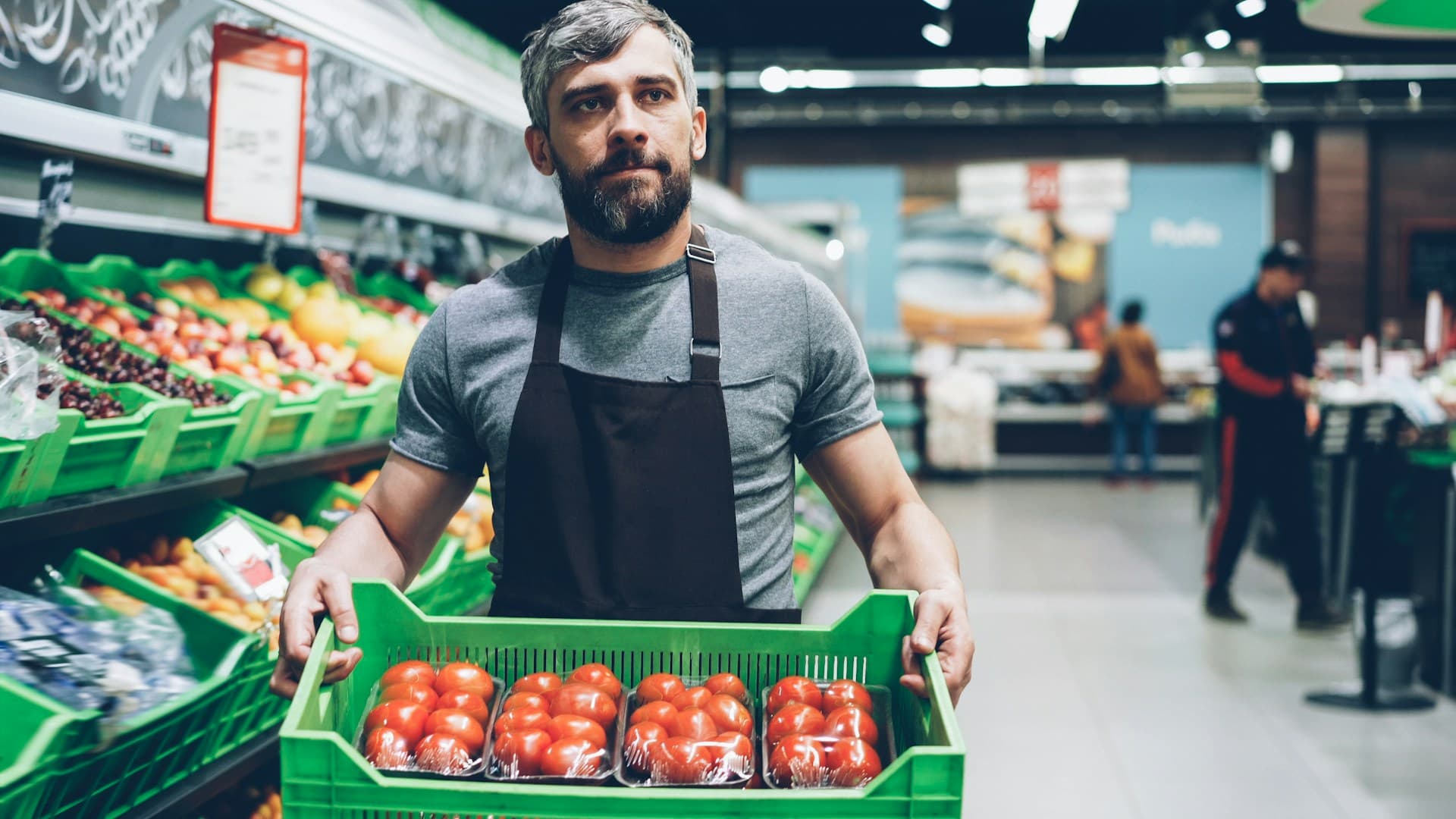 Personale retail che gestisce i turni in negozio