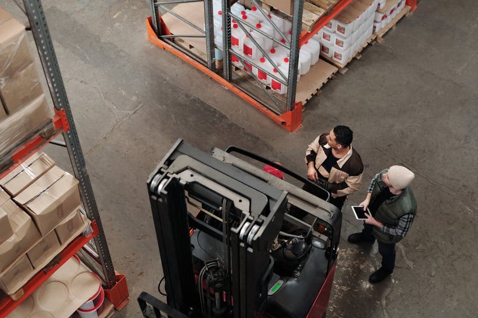 Team di magazzino che traccia il tempo nelle attività logistiche
