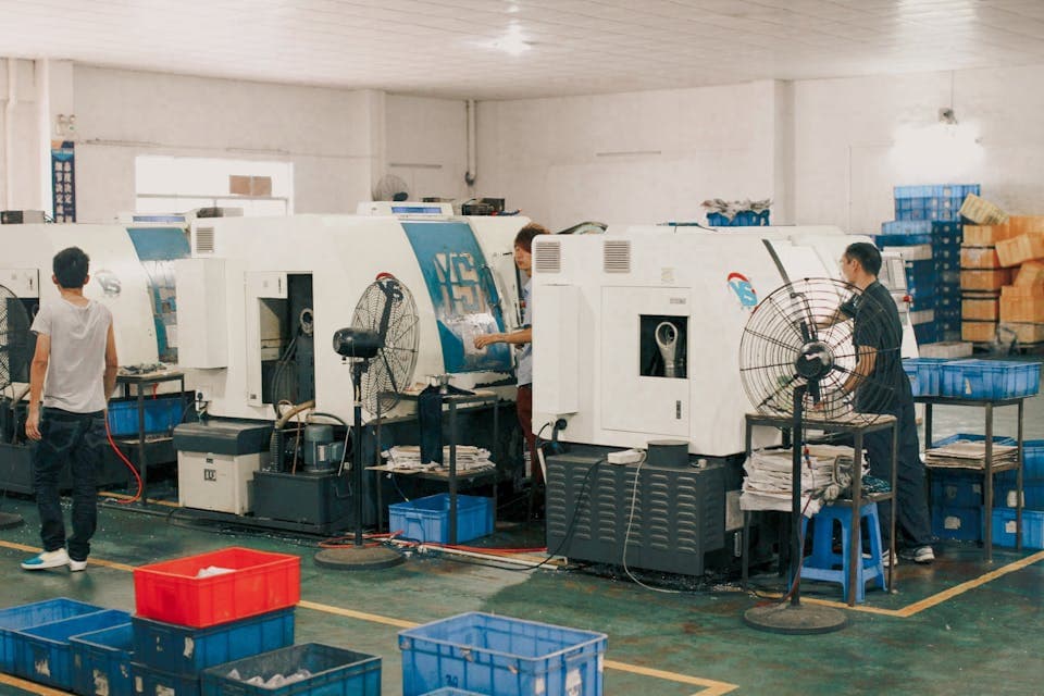 Team di produzione che traccia le ore su più turni