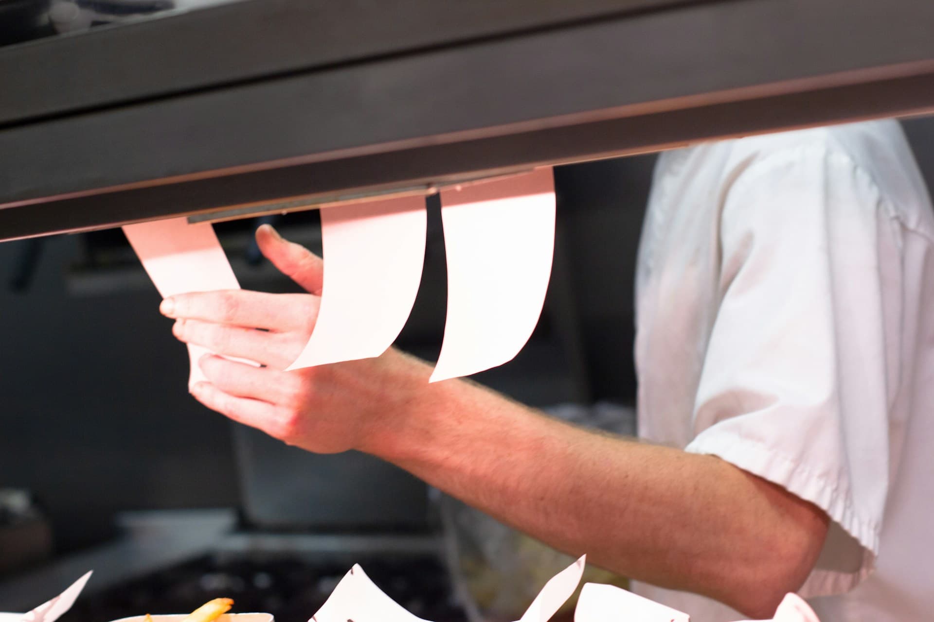 Team di ristorante che usa la rilevazione presenze durante un servizio intenso